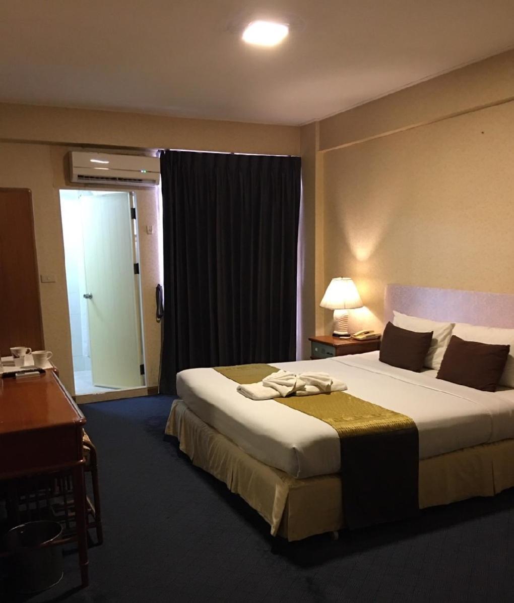 12Pm Bangkok Hotell Exteriör bild